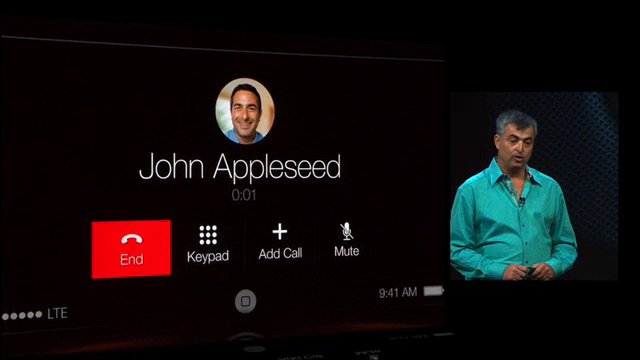 2013년 카플레이를 소개하는 에디 큐. 존 애플씨드의 모습이 보인다.